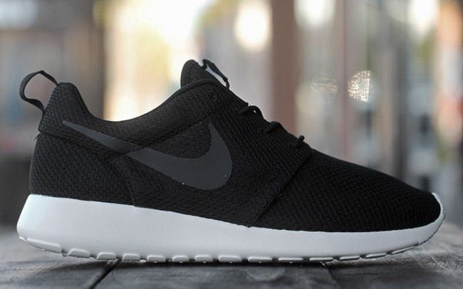 nike roshe black and white